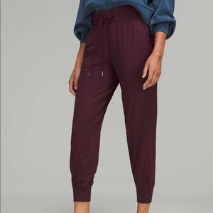 BNWT Lululemon jogger ready to rulu high rise 7/8 length in cassis size 4